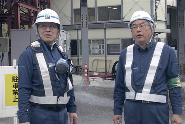 パトロールする築地社長（右）