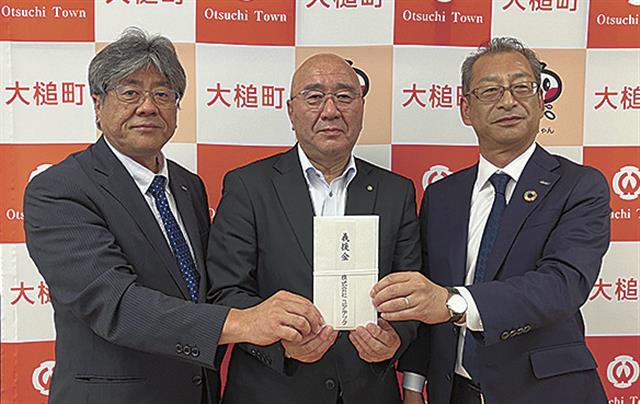 右から古川支社長、平野町長、鳥谷部所長　　　　　　　　