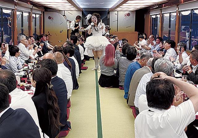 黒豆田聖子さん（中央）と声援を送る参加者