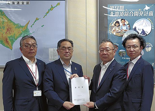 右から玉川会長、石川北海道局長、中田会長、中山支部長