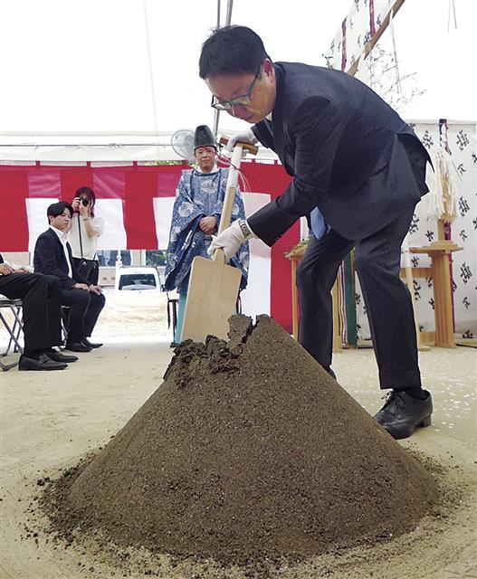 鋤入れする陰山社長