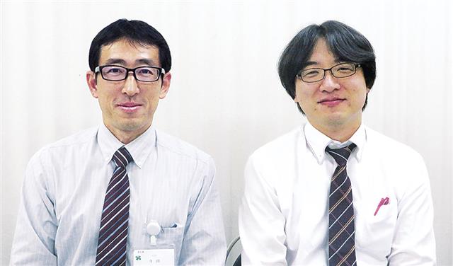 新宿区の淺野氏（右）と寺田昌弘保健所衛生課環境衛生係長