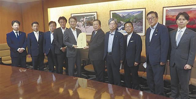 石原環境相（左から５人目）に決議書を手渡す浜田会長（同６人目）