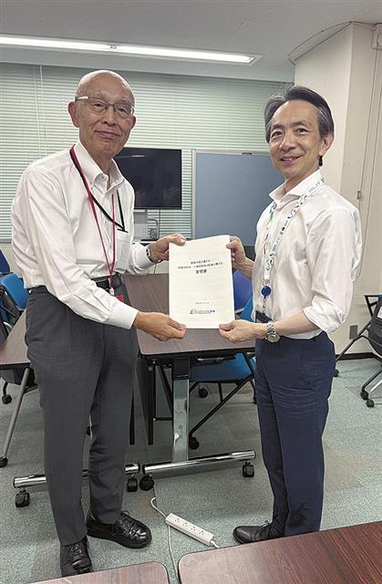 嘉門理事長（左）が国交省に要望書を提出した