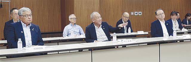 （前列左から）大谷副会長、池上会長、清水副会長