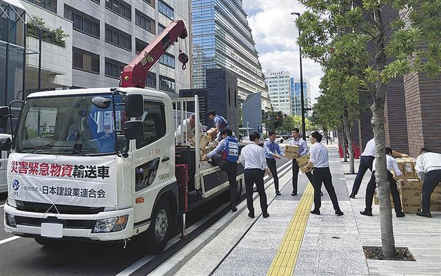 大量の飲料水を運ぶ九州支部会員