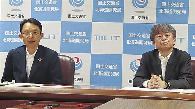 岡下局長（左）と遠藤前局長