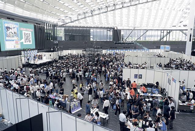 会場にはステージのほか、各高校の特色を生かしたブースが出展