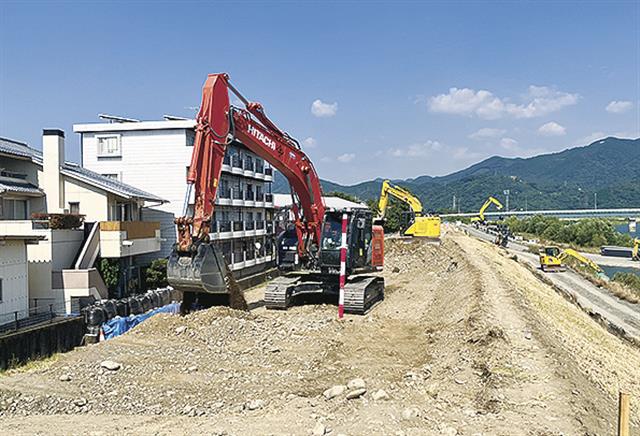 土井組で堤防復旧進む