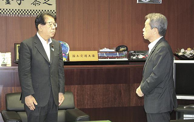 金子国交相（左）に報告する古宮社長