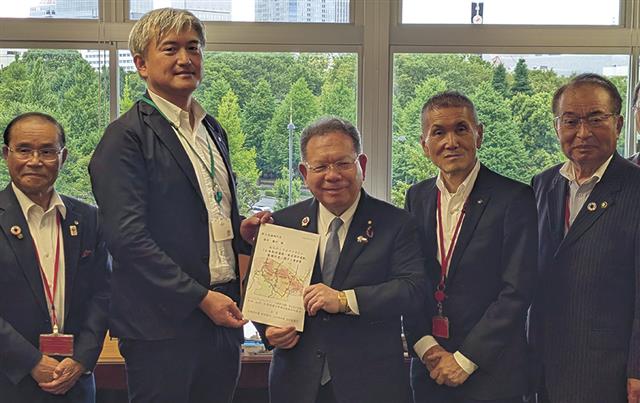 酒井副大臣（中央）に要望書を手渡す折原副知事（中央左）と小林副知事（中央右）