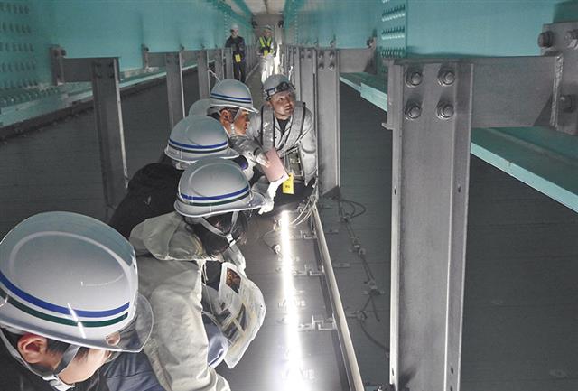 都市高速の恒久足場を見学