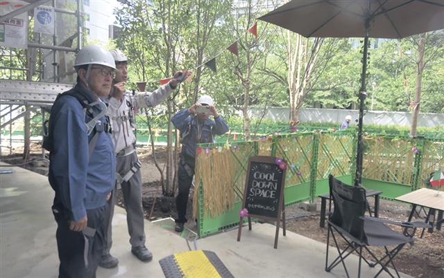 クールスポットを確認する長坂副大臣（左）