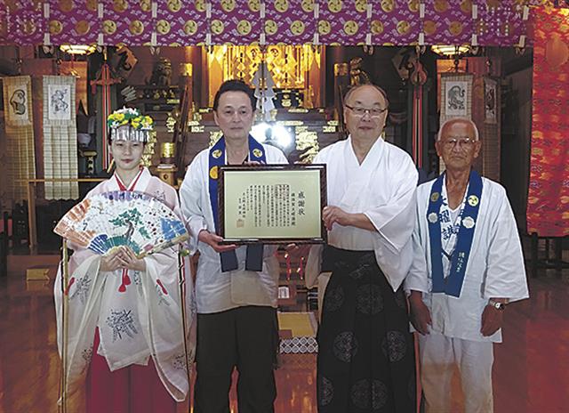 馬淵社長（左から２人目）に感謝状が贈呈された