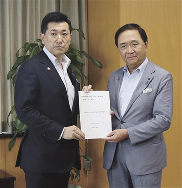 赤間担当相に提言書を手渡す黒岩知事（右）