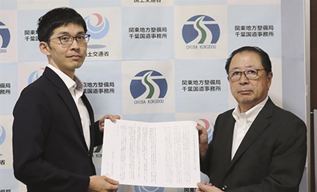 堤啓千葉国道事務所長に要望書を手渡す石井会長（右）