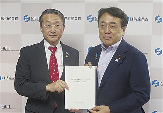 赤澤大臣に提言を手渡す平井副会長（左）