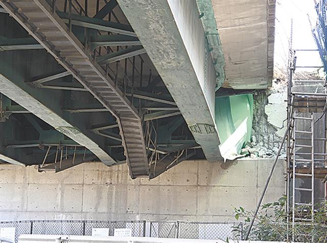 　　桁が座屈し、橋台が損傷　　した上り線