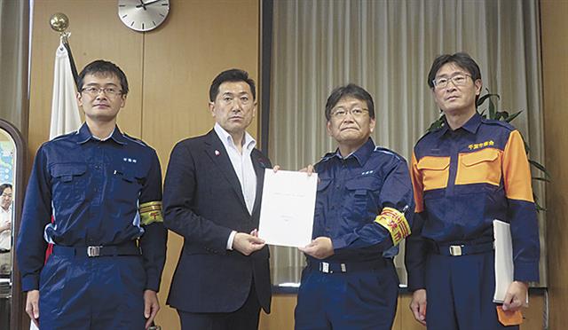 赤間大臣に要望書を手渡す神谷千葉市長（右から２人目）