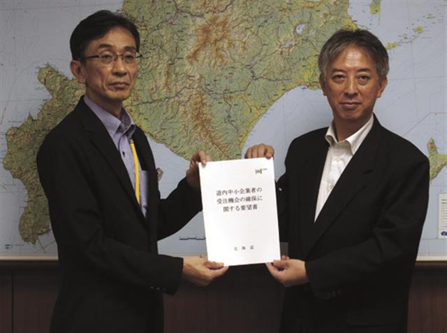 要望書を手渡す関建設部長（左）と星川次長　　　　　
