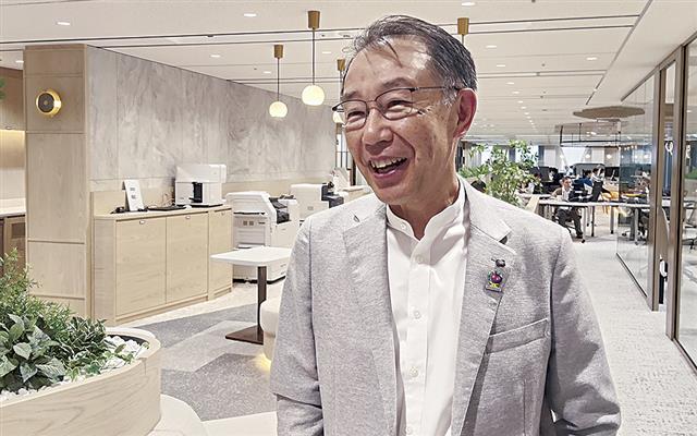 「社員がいきいきしている。いいものができた」と笑顔を見せる白川副社長