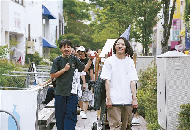 屋台を引きながら街中で行うトークイベント