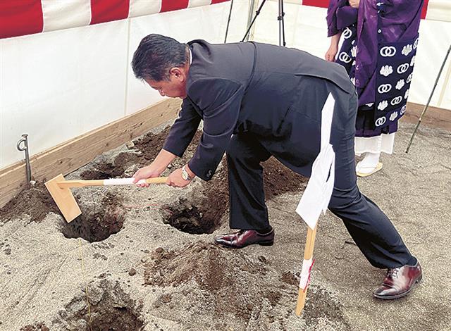 鍬入れする植木社長