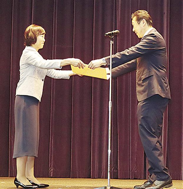 受賞者に賞状を渡す黄川田特命担当相（右）