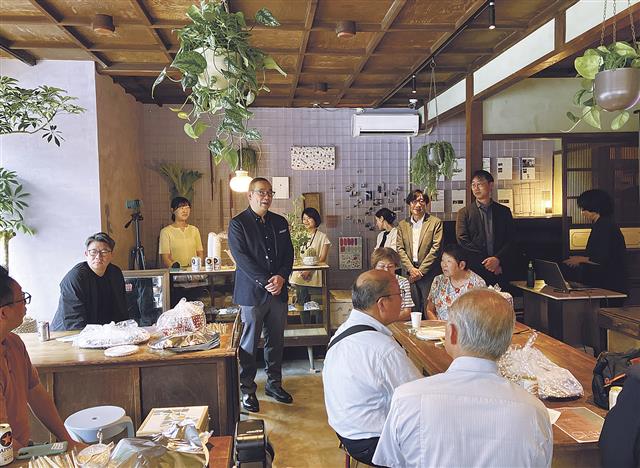 あいさつする鉾岩社長（中央）