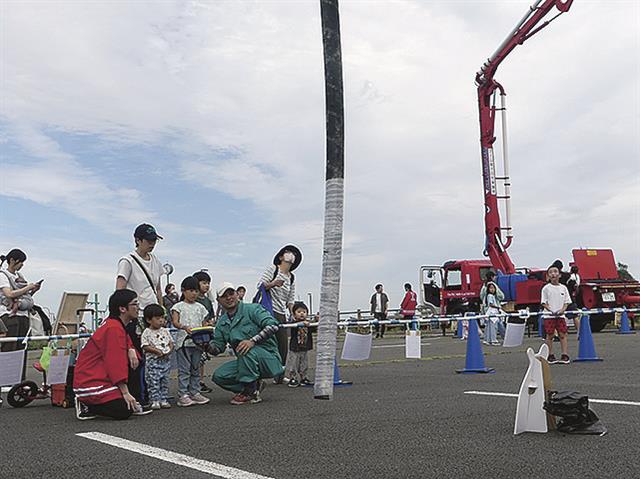 リモコン操作や運転席への乗車を体験
