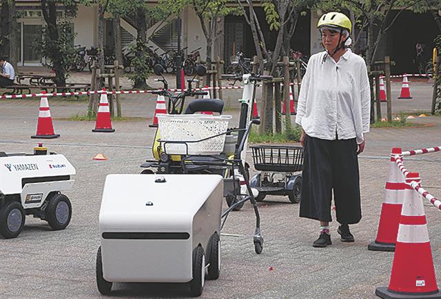 遠隔操作ロボットによる荷物の自動運搬　　　　