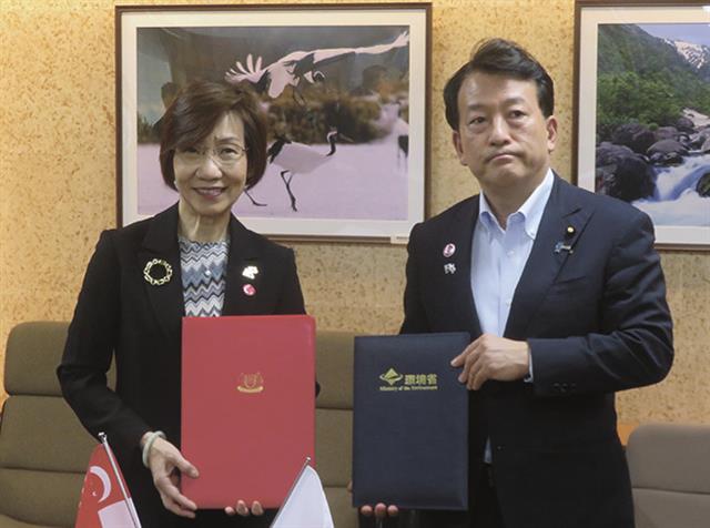 フー大臣（左）と覚書を交わす笹川環境相（右）