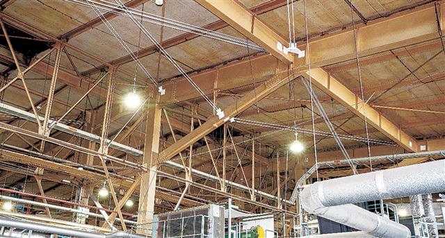 実際に工場屋根面に取り付けた炭素繊維より線ブレース（白いライン）