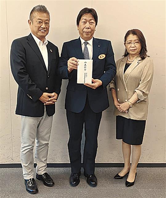 （左から）義援金を手渡したＣＣＡの中村代表理事と、奥山土木部長、森山会長