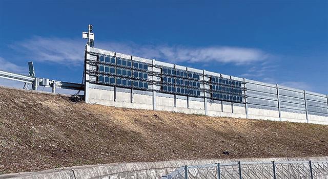 ＰＳＣを設置した道路遮音壁
