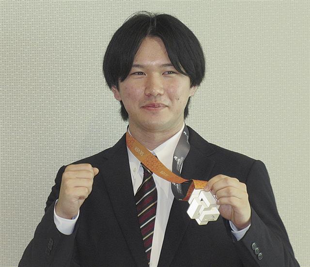 技能五輪国際大会/関電工の猪腰選手/新設職種で銀メダル | 建設通信