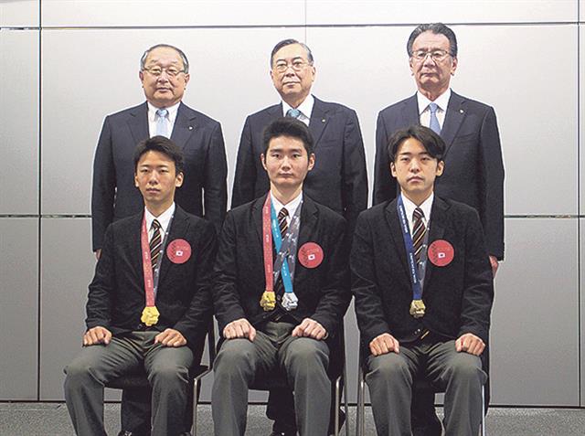 前列左から川上選手、床枝選手、安立選手