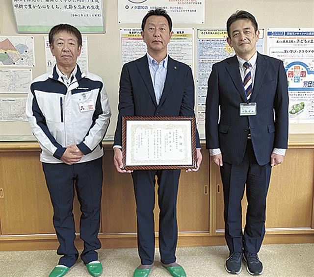 （左から）川現場代理人、碓井土木本部副本部長、小野校長