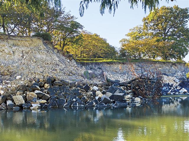 八代市庁舎に隣接する八代城跡では、地震で石垣が崩落した