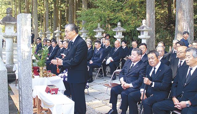 手をあわせる大木日躯体会長