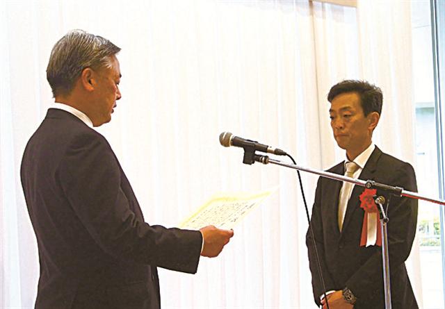 岡田代表取締役（右）