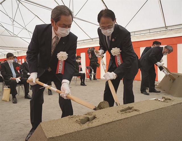 鋤入れの小寺氏（右）ら
