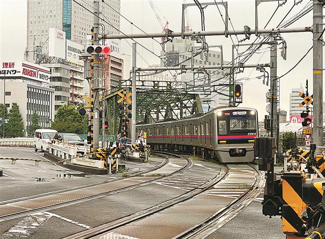 開かずの踏切を解消し、交通を円滑化する