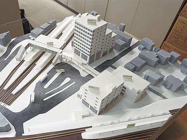 基本計画段階の再開発イメージ模型（上）と現在の北口駅前