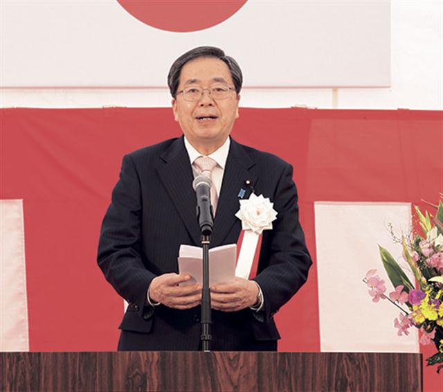 あいさつする斉藤国土交通相