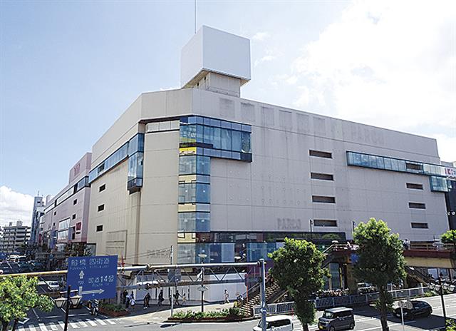 旧Ａ館（手前）と、Ｖｉｉｔとして開業した旧Ｂ館（左奥）