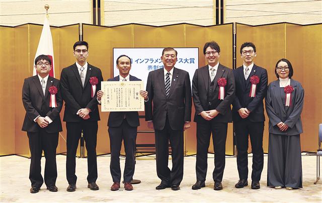 内閣総理大臣賞に輝いたＦｒａｃｔａ　Ｊａｐａｎの的場雄介代表取締役ＣＥＯ（左から３人目）が、石破首相（中央）から表彰状を受け取った